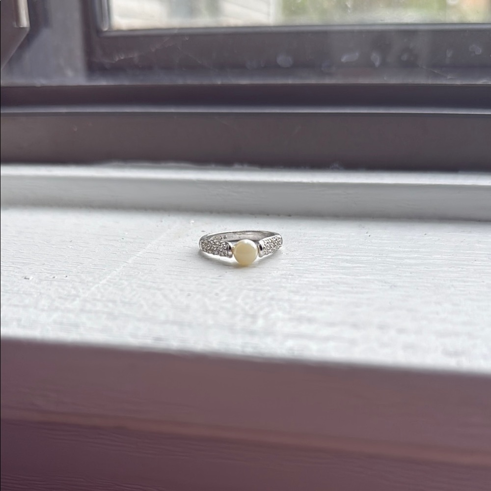 Elegant Silver Ring with Cream Pearl